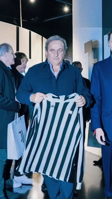 The moment Juventus’ 1985 Intercontinental Cup-winning jersey is officially inducted into the Hall of Fame! ⚪️⚫️✨