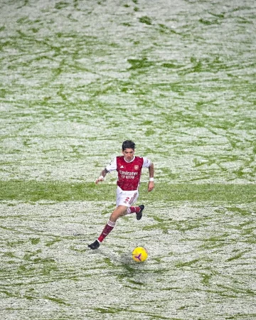 🎶 Let it snow, let it snow 🎶

Enjoy some of our favourite Arsenal snaps in wintry weather conditions ❄️