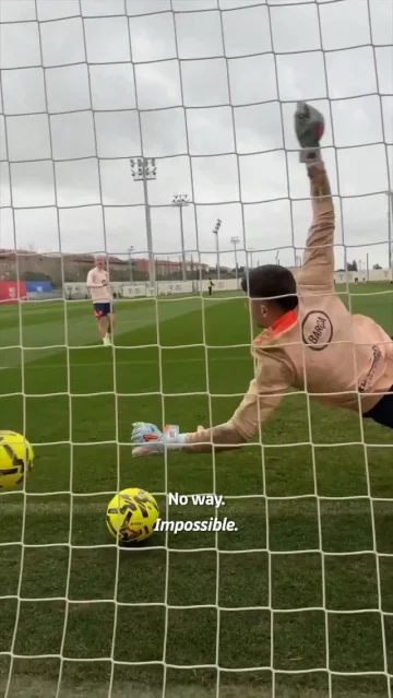 Friends don’t miss a chance 😏