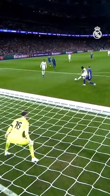 🗺️ Where keepers can’t reach!
📐 A la escuadra.
#UCL