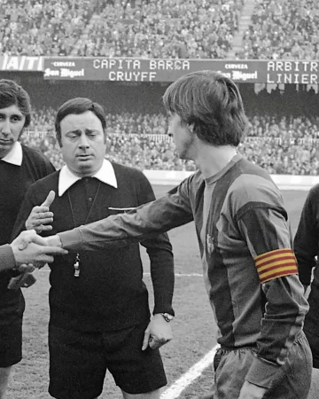 Avui, fa 50 anys, es va produir un fet històric per al FC Barcelona. Aquell dia, el capità del primer equip, @johancruyff, va lluir la senyera catalana al seu braçal de capità, per primera vegada en la història del Club 💛❤️

🔙 On this day, 50 years ago, the first-team captain wore the senyera on the armband for the first time in the Club’s history.
