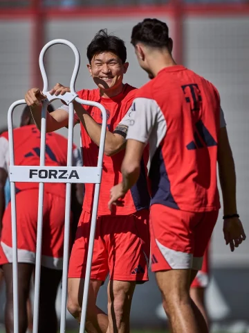 Beaming faces at the final session ahead of the Leverkusen match! 😁