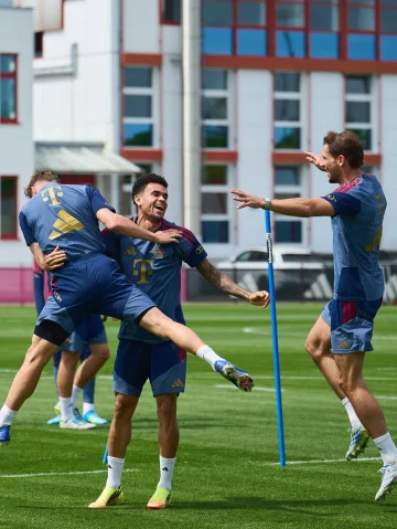 New 𝐰𝐞𝐞𝐤, new 𝐭𝐞𝐚𝐦𝐥𝐢𝐧𝐞, same 𝐰𝐢𝐧𝐧𝐢𝐧𝐠 𝐦𝐞𝐧𝐭𝐚𝐥𝐢𝐭𝐲👊 Starting the preparations for #FCBPSG 🔥 #UCL