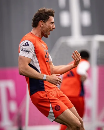 𝙁𝙞𝙣𝙖𝙡 𝙥𝙧𝙚𝙥 for tomorrow’s home game. 🔴

Joined by a special guest today – The unofficial national team of the Vatican visited us and met Vincent Kompany and Manuel Neuer. 😁🤝