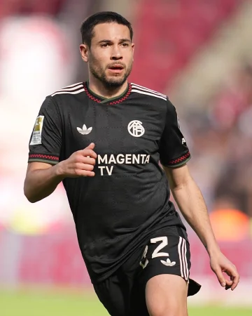 ℹ️ Raphaël Guerreiro out for the time being

The 32-year-old suffered a minor muscle injury in his left hamstring during the Bundesliga match against FSV Mainz.

Get well soon, Rapha! 🙏