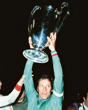 𝐎𝐢𝐬 𝐆𝐮𝐚𝐝𝐞, Bulle! 🎂
Our legend Franz Roth turns 80 today! 🥰🎈
We wish you all the best! 🫶