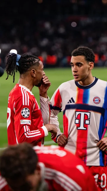 Scenes after the final whistle of #PSGFCB 🤝 #UCL