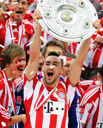 Wishing a happy birthday to FC Bayern legend and World Squad & Global Academy assistant coach @d.contento26! 🥳🎈