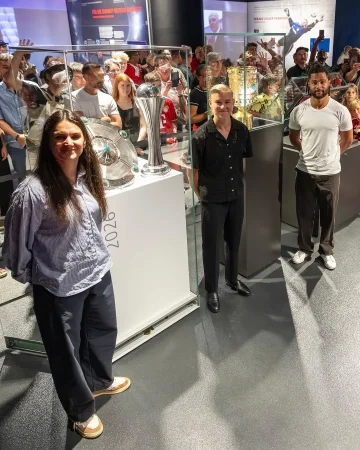 🏆🏆🏆🏆 𝗙𝗼𝘂𝗿 𝗻𝗲𝘄 𝗧𝗿𝗼𝗽𝗵𝗶𝗲𝘀 for our FC Bayern Museum: Jovana Damnjanović, Pernille Harder and Serge Gnabry have taken their recently won trophies to the museum. 🤝 🥰