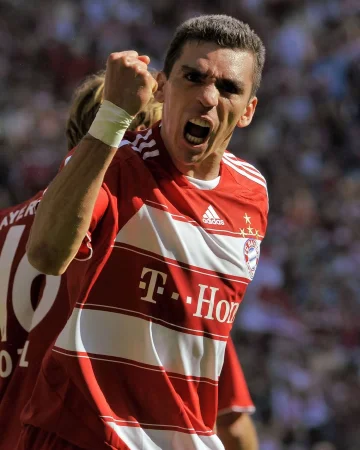 🔴⚪ 218 competitive matches for FC Bayern and countless iconic attacking runs 💪

Happy Birthday, Lúcio! 🥳