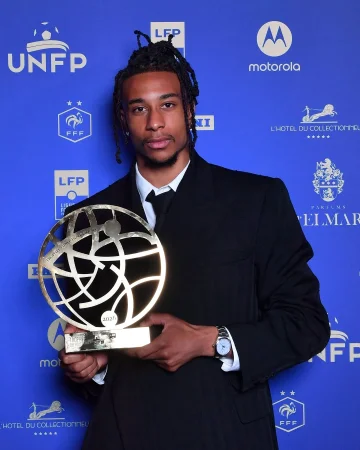 🏆 𝘽𝙚𝙨𝙩 𝙁𝙧𝙚𝙣𝙘𝙝 𝙋𝙡𝙖𝙮𝙚𝙧 𝘼𝙗𝙧𝙤𝙖𝙙 🇫🇷 Congrats, @m.olise! 👏  #TropheesUNFP
