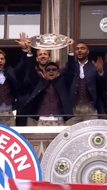 𝙇𝙪𝙘𝙝𝙤’𝙨 𝙛𝙞𝙧𝙨𝙩 𝙩𝙞𝙢𝙚 𝙤𝙣 𝙩𝙝𝙚 𝙘𝙝𝙖𝙢𝙥𝙞𝙤𝙣’𝙨 𝙩𝙝𝙧𝙤𝙣𝙚. 😍🏆🇨🇴