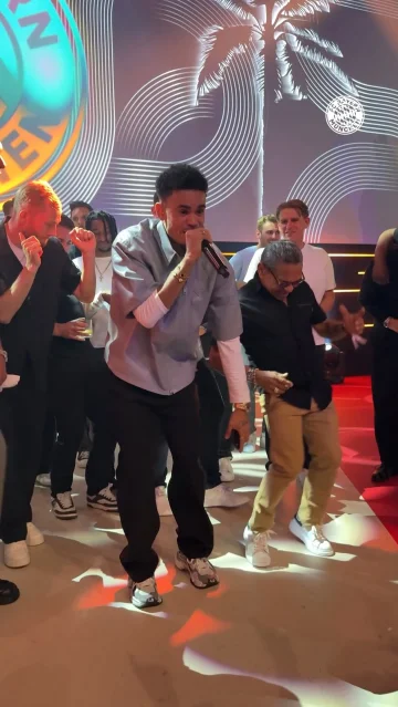 🕺🇨🇴 A special family duet by @luisdiaz19_ and his dad 😂