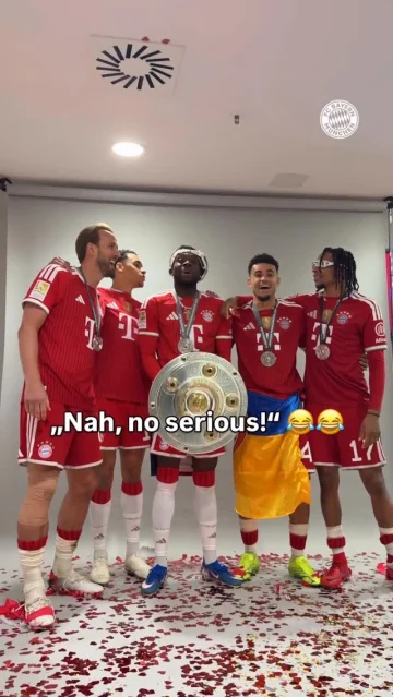 Behind the iconic shot! 😂📸 @harrykane @jamalmusiala10 @alphonsodavies @luisdiaz19_ @m.olise