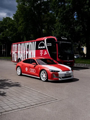 𝐀 𝐫𝐢𝐝𝐞 𝐭𝐨 𝐫𝐞𝐦𝐞𝐦𝐛𝐞𝐫🏆😍
Four lucky FC Bayern fans on their way to Marienplatz in the Audi RS e-tron GT FC Bayern Concept to celebrate with our men and women team 🚗 #AudixFCB

𝖠𝗎𝖽𝗂 𝖱𝖲 𝖾-𝗍𝗋𝗈𝗇 𝖦𝖳 𝗉𝖾𝗋𝖿𝗈𝗋𝗆𝖺𝗇𝖼𝖾: 𝖢𝗈𝗆𝖻𝗂𝗇𝖾𝖽 𝖾𝗅𝖾𝖼𝗍𝗋𝗂𝖼 𝗉𝗈𝗐𝖾𝗋 𝖼𝗈𝗇𝗌𝗎𝗆𝗉𝗍𝗂𝗈𝗇 𝗂𝗇 𝗄𝖶𝗁/100 𝗄𝗆: 20.8-18.7; 𝖼𝗈𝗆𝖻𝗂𝗇𝖾𝖽 𝖢𝖮₂ 𝖾𝗆𝗂𝗌𝗌𝗂𝗈𝗇𝗌 𝗂𝗇 𝗀/𝗄𝗆: 0. 𝖢𝖮₂ 𝖼𝗅𝖺𝗌𝗌: 𝖠. 𝖳𝗁𝖾 𝖽𝖾𝖼𝖺𝗅 𝗈𝖿 𝗍𝗁𝖾 𝗏𝖾𝗁𝗂𝖼𝗅𝖾 𝗂𝗅𝗅𝗎𝗌𝗍𝗋𝖺𝗍𝖾𝖽 𝗂𝗌 𝖼𝗎𝗋𝗋𝖾𝗇𝗍𝗅𝗒 𝗇𝗈𝗍 𝖺𝗏𝖺𝗂𝗅𝖺𝖻𝗅𝖾 𝖾𝗂𝗍𝗁𝖾𝗋 𝖺𝗌 𝗌𝗍𝖺𝗇𝖽𝖺𝗋𝖽 𝗈𝗋 𝗈𝗉𝗍𝗂𝗈𝗇𝖺𝗅 𝖾𝗊𝗎𝗂𝗉𝗆𝖾𝗇𝗍.
