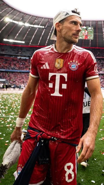 Allianz Arena farewell for @leon_goretzka with a special #FCBayern and @vflbochum1848.official gift from the fans 🔴⚪️🤝🔵⚪️