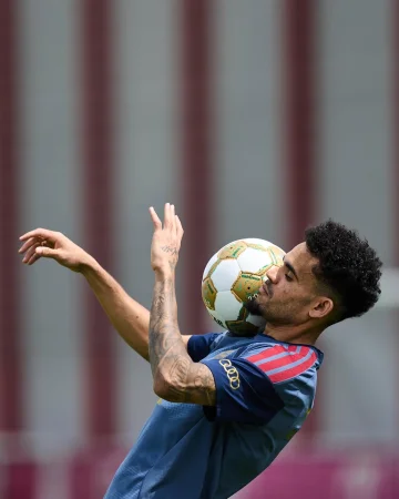 Sun’s 𝒐𝒖𝒕, work’s 𝒐𝒏. ☀️🏃