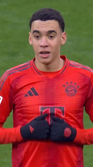 @esmuellert catching @jamalmusiala10 off guard. 💀