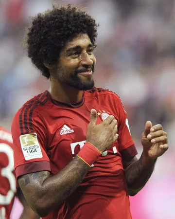 𝑩𝒂𝒄𝒌 𝒊𝒏 𝒕𝒉𝒆 𝒅𝒂𝒚𝒔… Dante defending (and dancing) for FC Bayern. 🥰

Next chapter: coaching the #FCBAmateure. 🤝