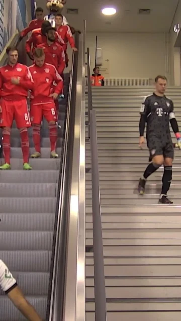 He loves to do things 𝐦𝐚𝐧𝐮ally 👀😂

Throwback to this Manuel Neuer scene in Berlin 🔙👣