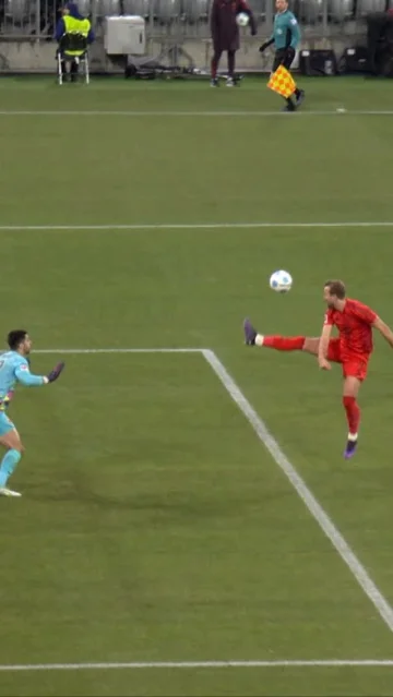 𝑷𝒖𝒓𝒆 𝑨𝒓𝒕 🖼️

When Harry Kane’s first touch is literally the Bundesliga logo 🤯