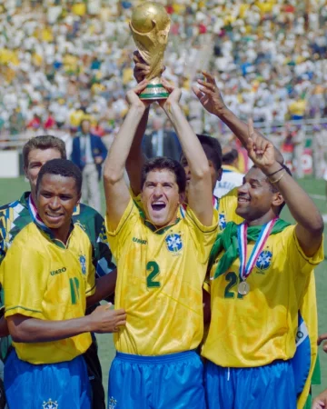 1994: Jorginho 🇧🇷🏆 y Adolfo “Tren” Valencia 🇨🇴
2002: Roque Santa Cruz 🇵🇾
2006: Lúcio y Zé Roberto 🇧🇷
2010: Martín Demichelis 🇦🇷
2014: Dante 🇧🇷
2018: James Rodríguez 🇨🇴

Recordamos a los jugadores sudamericanos que jugaron un Mundial mientras eran parte de nuestro querido FC Bayern ❤️🤍

¿A cuál recuerdas más? Te leemos 👀