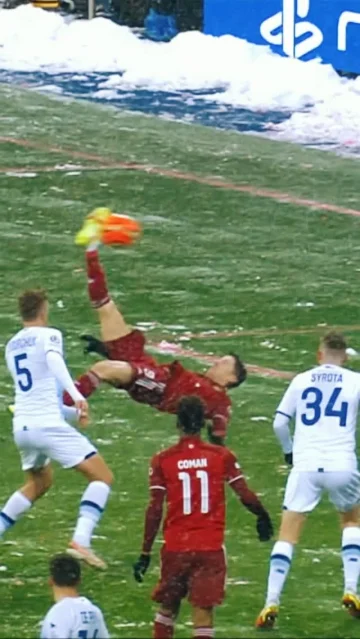 This Lewandowski bicycle kick 😮‍💨 

The best way to celebrate today’s world bicycle day 🤝