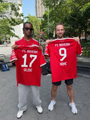 We found Olise and Kane in New York City! 🗽 Congratulations to the winners of the first ever FC Bayern lookalike contest ❤️🤍