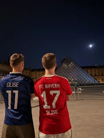 Enjoying a perfect night in Paris. ✨🇫🇷