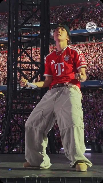 Blessing your timeline with Bapsae Hoseok in a FC Bayern jersey 🔥

#BTS #FCBayern #BTS_WORLDTOUR_ARIRANG_MUNICH 

📽️ @dash_of_purple