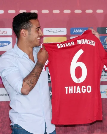 𝐓𝐡𝐢𝐚𝐠𝐨: 𝐭𝐡𝐞 𝐌𝐚𝐞𝐬𝐭𝐫𝐨. 🪄🎩

13 years ago today, @thiago6 signed for us and turned our midfield into a masterpiece. ✍️🔴

Seven seasons of trophies, magic and big moments – crowned by a masterclass in the Champions League final in his last game. 🏆✨

A Bayern legend. Forever. ❤️🤍