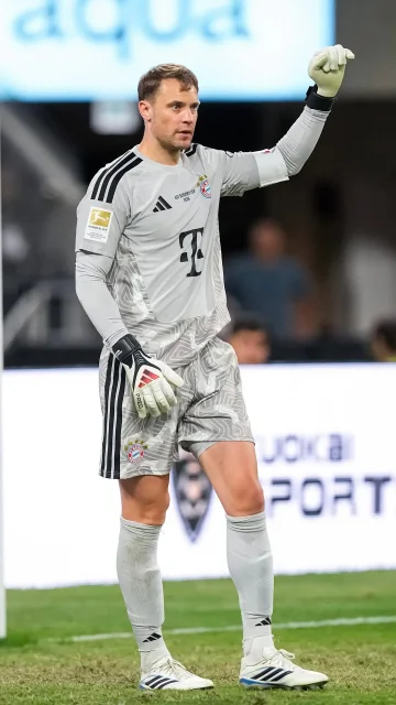 @manuelneuer 🤝 @harrykane 

Can’t wait to see them back on the pitch together. 😍😍