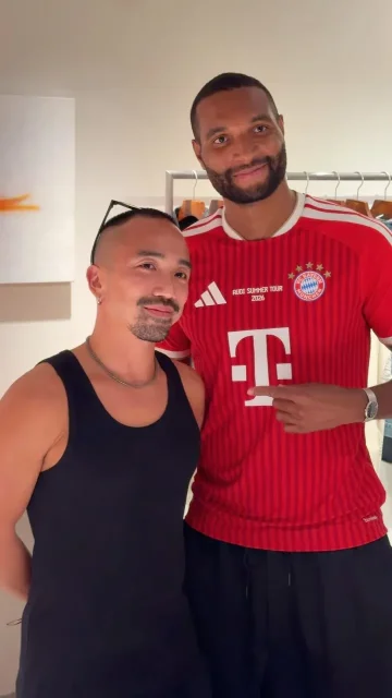 🐉 @jonathantah explores the story behind our special jersey back print design in Hong Kong with artist @kristopherh. 🎨 #AudiFCBTour