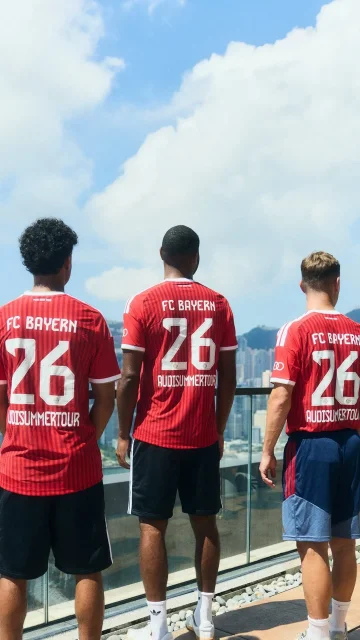 Get new team insights from our "This or That – Audi Summer Tour edition" with Josh, Jona and Nene in Hong Kong. ⤵️ Who gets Nene’s vote for 𝒃𝒆𝒔𝒕 𝑫𝑱?🎧
 #AudiFCBTour
 
 𝖠𝗎𝖽𝗂 𝖱𝖲 𝖾-𝗍𝗋𝗈𝗇 𝖦𝖳: 𝖯𝗈𝗐𝖾𝗋 𝖼𝗈𝗇𝗌𝗎𝗆𝗉𝗍𝗂𝗈𝗇 (𝖼𝗈𝗆𝖻𝗂𝗇𝖾𝖽): 21.1 – 18.4 𝗄𝖶𝗁/100 𝗄𝗆, 𝖢𝖮₂ 𝖾𝗆𝗂𝗌𝗌𝗂𝗈𝗇𝗌 (𝖼𝗈𝗆𝖻𝗂𝗇𝖾𝖽): 0 𝗀/𝗄𝗆; 𝖢𝖮₂ 𝖼𝗅𝖺𝗌𝗌: 𝖠.​ 𝖳𝗁𝖾 𝖽𝖾𝖼𝖺𝗅 𝗈𝖿 𝗍𝗁𝖾 𝗏𝖾𝗁𝗂𝖼𝗅𝖾 𝗂𝗅𝗅𝗎𝗌𝗍𝗋𝖺𝗍𝖾𝖽 𝗂𝗌 𝖼𝗎𝗋𝗋𝖾𝗇𝗍𝗅𝗒 𝗇𝗈𝗍 𝖺𝗏𝖺𝗂𝗅𝖺𝖻𝗅𝖾 𝖾𝗂𝗍𝗁𝖾𝗋 𝖺𝗌 𝗌𝗍𝖺𝗇𝖽𝖺𝗋𝖽 𝗈𝗋 𝗈𝗉𝗍𝗂𝗈𝗇𝖺𝗅 𝖾𝗊𝗎𝗂𝗉𝗆𝖾𝗇𝗍.