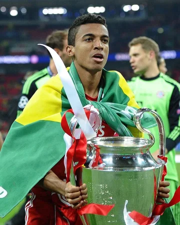 A Treble winner with grit and tenacity in the tackle 💪

Happy Birthday, Luiz Gustavo! 🎂