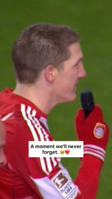 The moment @bastianschweinsteiger announced his contract extension in front of the whole Stadium. 🥰
