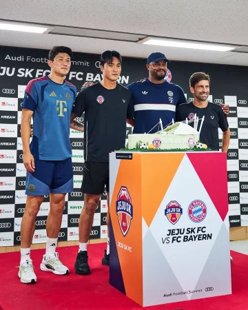 Thank you very much for your warm hospitality, @jejuskfc_official! ❤️

To round off the press conference, the coach and Minjae were presented with a special stadium-shaped cake. 🎂🏟️ #AudiFCBTour
