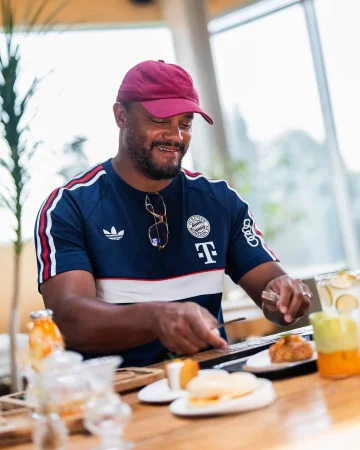 Mandarins as far as the eye can see! @vincentkompany immerses himself in Jeju’s traditions 🍊☺️ #AudiFCBTour