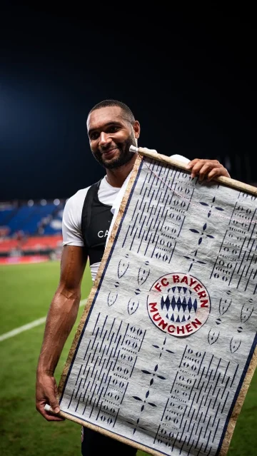A special gift for Jona after the game. 🎁❤️ #AudiFCBTour