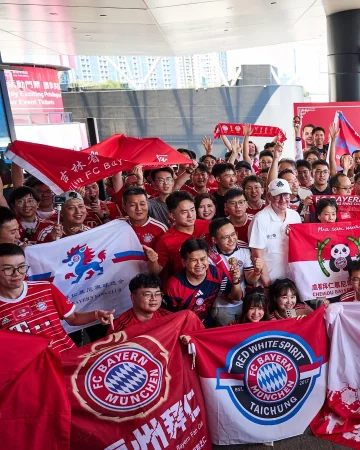 Meeting our fans in Hong Kong. 🙌❤️ #AudiFCBTour