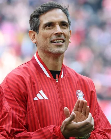 Roque Santa Cruz turns 4️⃣5️⃣ today. 🎂

Our former striker and Champions League winner wore the FC Bayern shirt for eight years. 🔴🏆

Feliz cumpleaños, Roque! ❤️