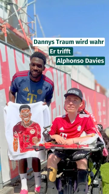 𝐃𝐚𝐧𝐧𝐲𝐬 𝐓𝐫𝐚𝐮𝐦 𝐰𝐮𝐫𝐝𝐞 𝐰𝐚𝐡𝐫 – er hat Alphonso Davies getroffen! 😍 🙏
Manchmal werden Wünsche Wirklichkeit! Vor Kurzem haben wir euch von Danny erzählt, der in der Pfennigparade lebt und arbeitet. Sein Traum: Die beiden von ihm gestalteten Hoodies persönlich an seine Fußball-Idole Alphonso Davies und Michael Olise zu übergeben. Ihr habt uns dabei geholfen und die beiden in den Kommentaren getaggt, damit sie auf die Aktion aufmerksam werden!
 
Was dann passierte, konnten wir selbst kaum glauben: Der FC Bayern hat es wirklich möglich gemacht! 🤩 Danny durfte beim Training zuschauen und danach seinen Hoodie persönlich an Alphonso Davies überreichen. ⚽ Es war so ein besonderer Tag! Momente voller Aufregung und Freude, die Danny sicher nie vergessen wird. Vielen Dank an alle, die mitgeteilt, kommentiert und mitgefiebert haben. Und natürlich ein großes Dankeschön an den FC Bayern München für diese besondere Begegnung. ❤️
 
#Pfennigparade #Inklusion #GemeinsamStark #FCBayern #AlphonsoDavies #FußballVerbindet #TräumeWerdenWahr #TeilenHilft #pfennigparademünchen