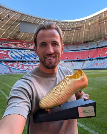 𝐖𝐎𝐑𝐋𝐃’𝐒 𝐁𝐄𝐒𝐓 𝐏𝐋𝐀𝐘𝐄𝐑 – 𝐆𝐎𝐋𝐃𝐄𝐍 𝐒𝐄𝐋𝐅𝐈𝐄. 🏆🤳