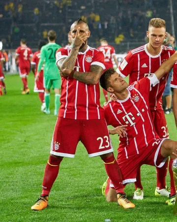 📸🏆 This Supercup tradition simply has to continue tomorrow. ❤️🤍