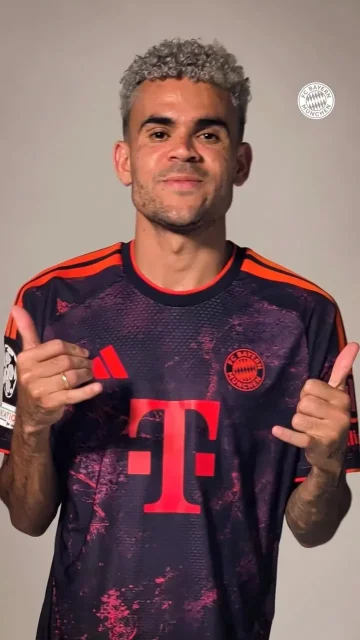 Getting ready for 𝑡𝑜𝑛𝑖𝑔ℎ𝑡. First time wearing our new jersey. ✨🏆
