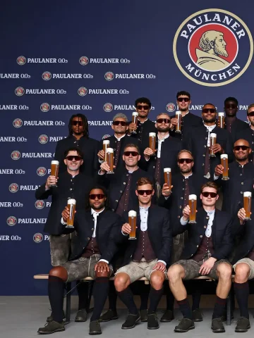 The 𝒄𝒐𝒐𝒍𝒆𝒔𝒕 team photo on your feed today 😎