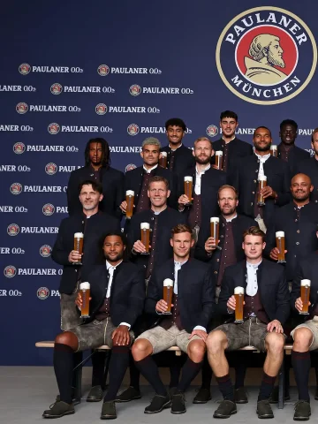 𝑳𝒆𝒅𝒆𝒓𝒉𝒐𝒔𝒆𝒏 season is officially open. 😁🍻 The team at our annual Paulaner shoot! 📸