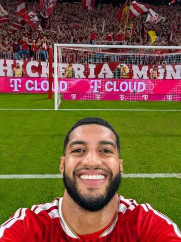 All smiles after the Bundesliga debut! 😁