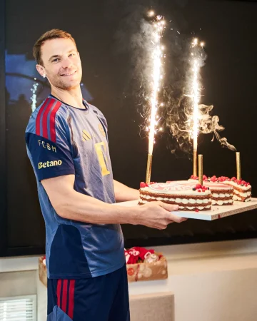 Congrats on your 𝟲𝟬𝟬𝘁𝗵 𝗰𝗼𝗺𝗽𝗲𝘁𝗶𝘁𝗶𝘃𝗲 𝗮𝗽𝗽𝗲𝗮𝗿𝗮𝗻𝗰𝗲, Manu! 🥳👏

A special surprise for @manuelneuer to mark this milestone. 🎂