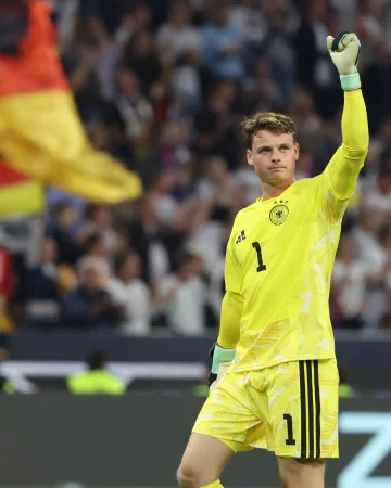 Congrats on your #DFB first team debut, @jonas.urbig! 🧤🇩🇪